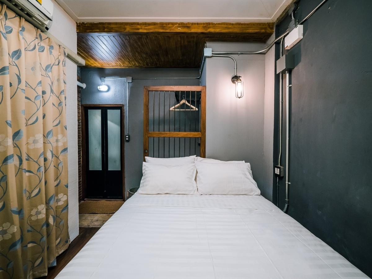 Zeds Hostel Бангкок Екстер'єр фото